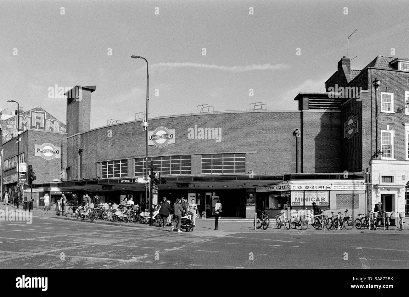 Eingang der U-Bahn-Station Wood Green, North London, UK, in Schwarzweiß Stockfoto