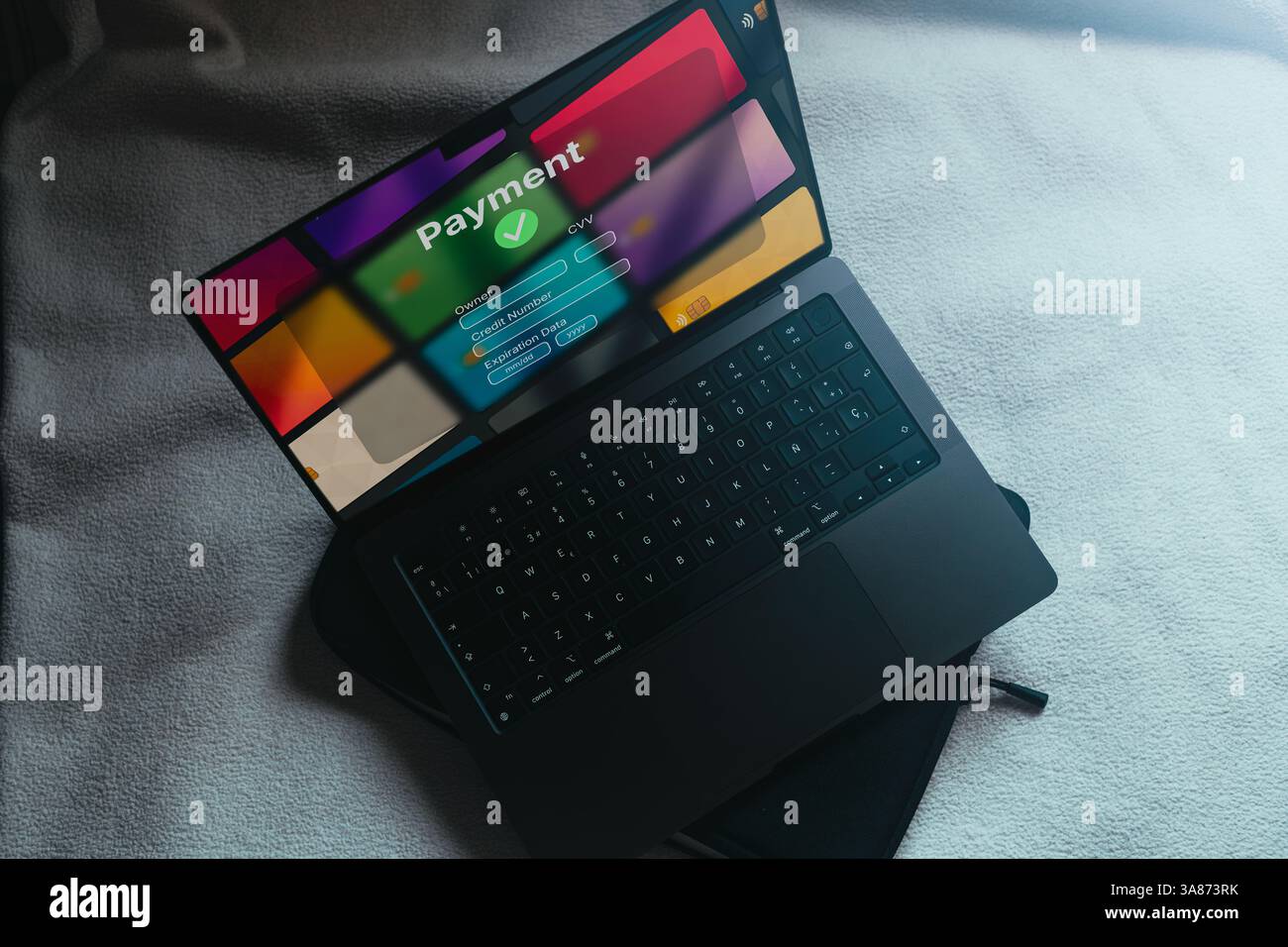 Draufsicht des offenen Laptops mit Bankschnittstelle auf dem Bildschirm zur Zahlung. Online-Shopping-Konzept. Finanztransfer. Stockfoto Draufsicht des offenen Laptops mit Bankschnittstelle auf dem Bildschirm zur Zahlung. Online-Shopping-Konzept. Finanztransfer. Stockfoto