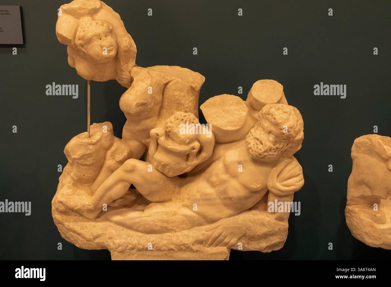 Zypern, Paphos, Archäologisches Museum im Bezirk Paphos, Marmor-Trapezophoron, das betrunkene Herakles zwischen Cupiden aus dem Haus des Dionysos da darstellt Stockfoto