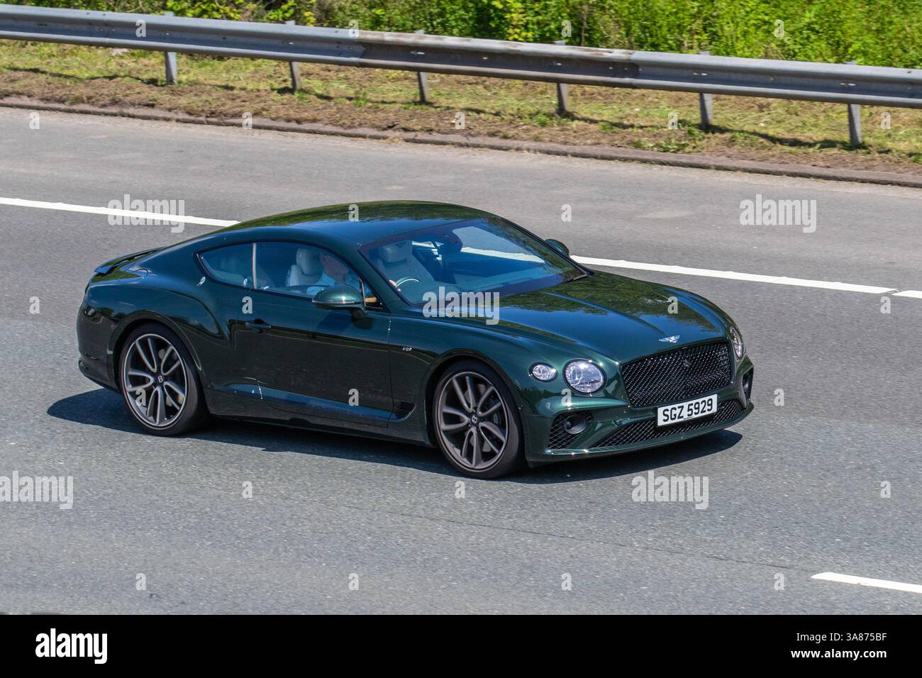 2022 Blue Green Bentley Continental GT V8 Auto, Start/Stopp Cabriolet Benzinmotor 3996 ccm auf der Autobahn M6, Großbritannien Stockfoto