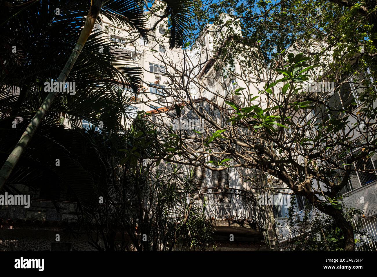 Moderne Ruinen und Immobilieninvestitionen, historische Bauten aus der ersten Hälfte des 20. Jahrhunderts - eines der letzten Häuser aus dieser Zeit im Copacabana-Viertel, umgeben von Wohnhäusern. Stockfoto