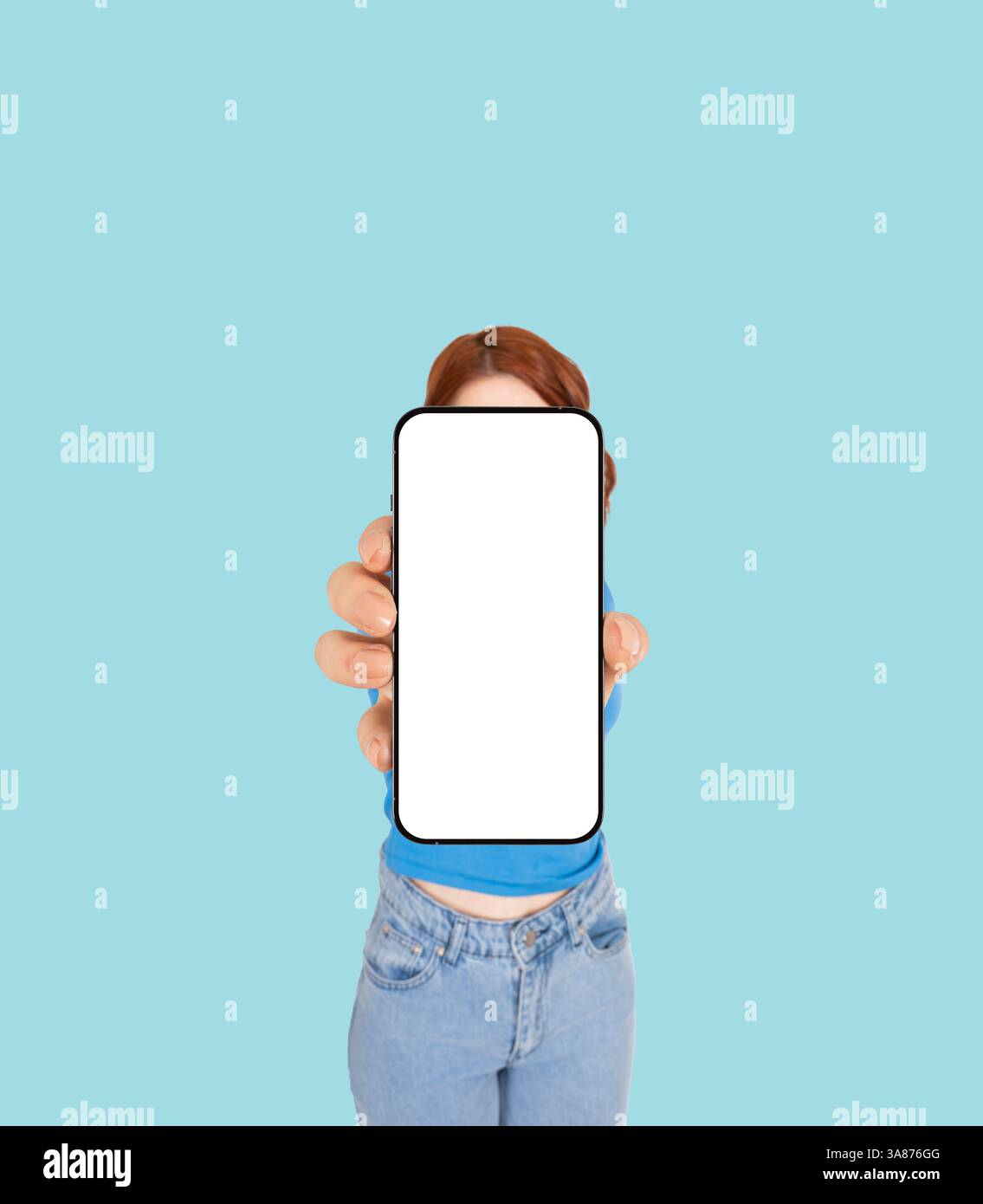 Anwendungswerbung, App-Anzeigenkonzept Bild Frau, die ein Smartphone mit weißem, leerem Gerätebildschirm in der Hand in der Nähe der Kamera hält. Stockfoto