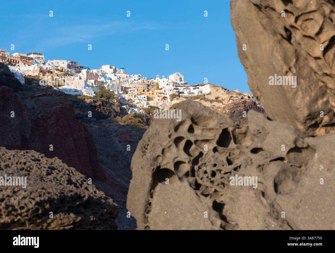 Santorini - der Blick auf Oia über die Bimsblöcke. Stockfoto