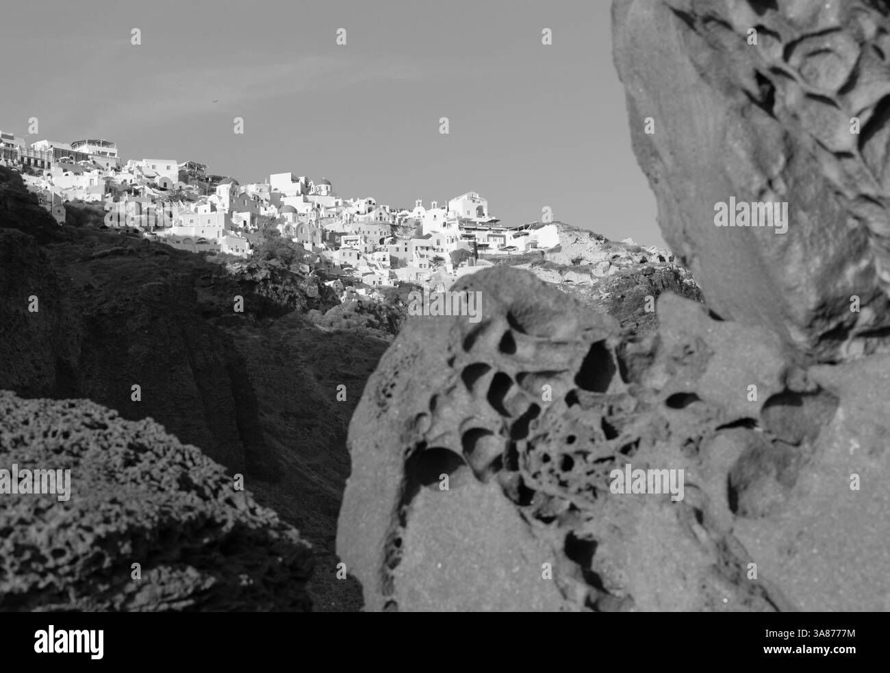 Santorini - der Blick auf Oia über die Bimsblöcke. Stockfoto