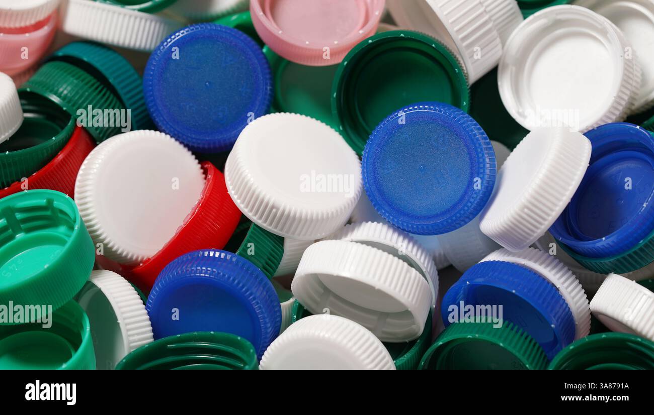 Kunststoffflaschen Verschlüsse schließen den Hintergrund des Recyclings und Wiederverwendungskonzepts. Stockfoto