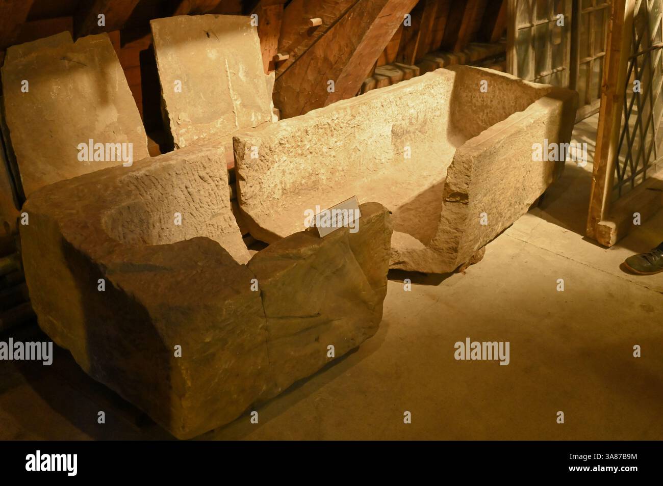 Sarkophag aus gebrochenem Stein in der St. Magnus Cathedral, Kirkwall, Orkney Schottland Stockfoto