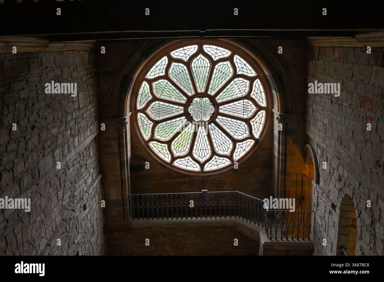 Rundes Fenster mit Tracerie in St. Magnus Cathedral, Kirkwall, Orkney Schottland Stockfoto