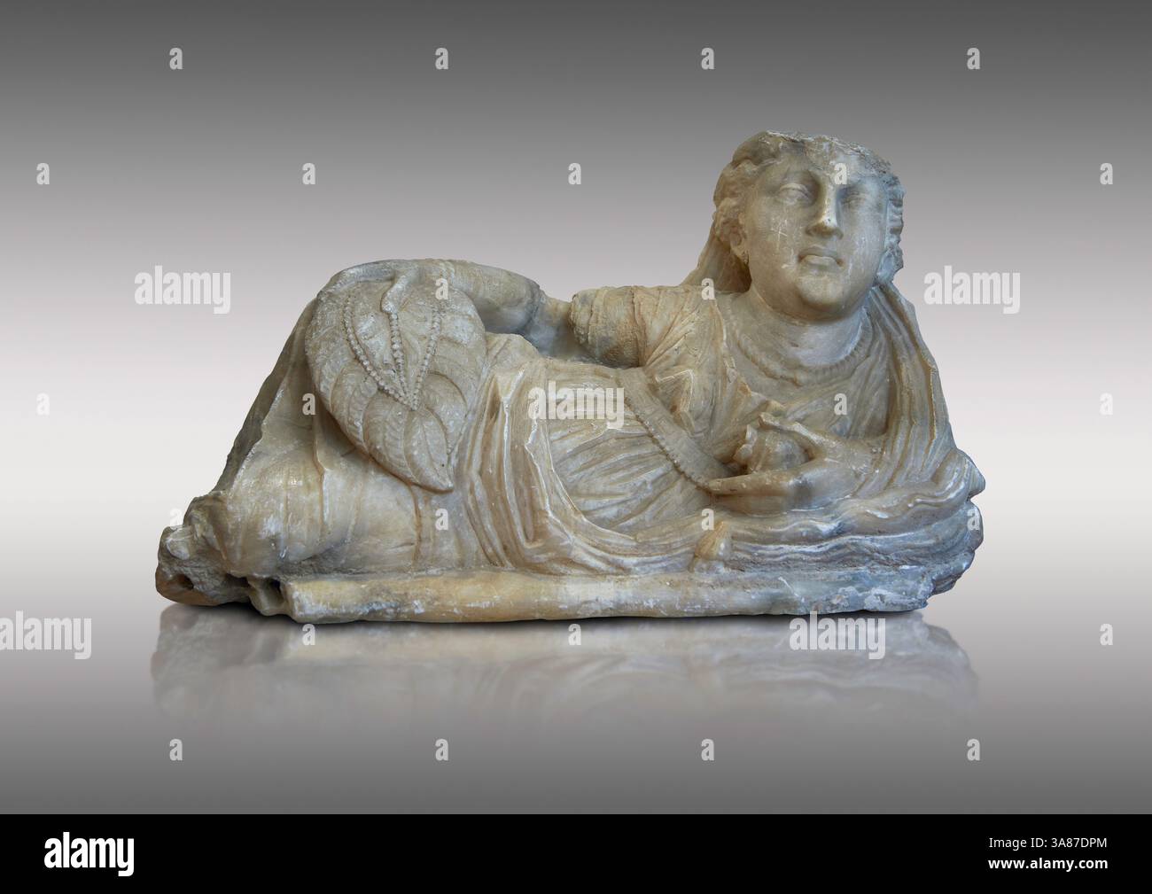 Etruskische kleine Tuffa-Steinurne (Cineraria), hergestellt in Volterra 150-100 v. Chr. Auf dem Deckel ist eine Frau abgebildet, die auf einer kline liegend ist. National Stockfoto