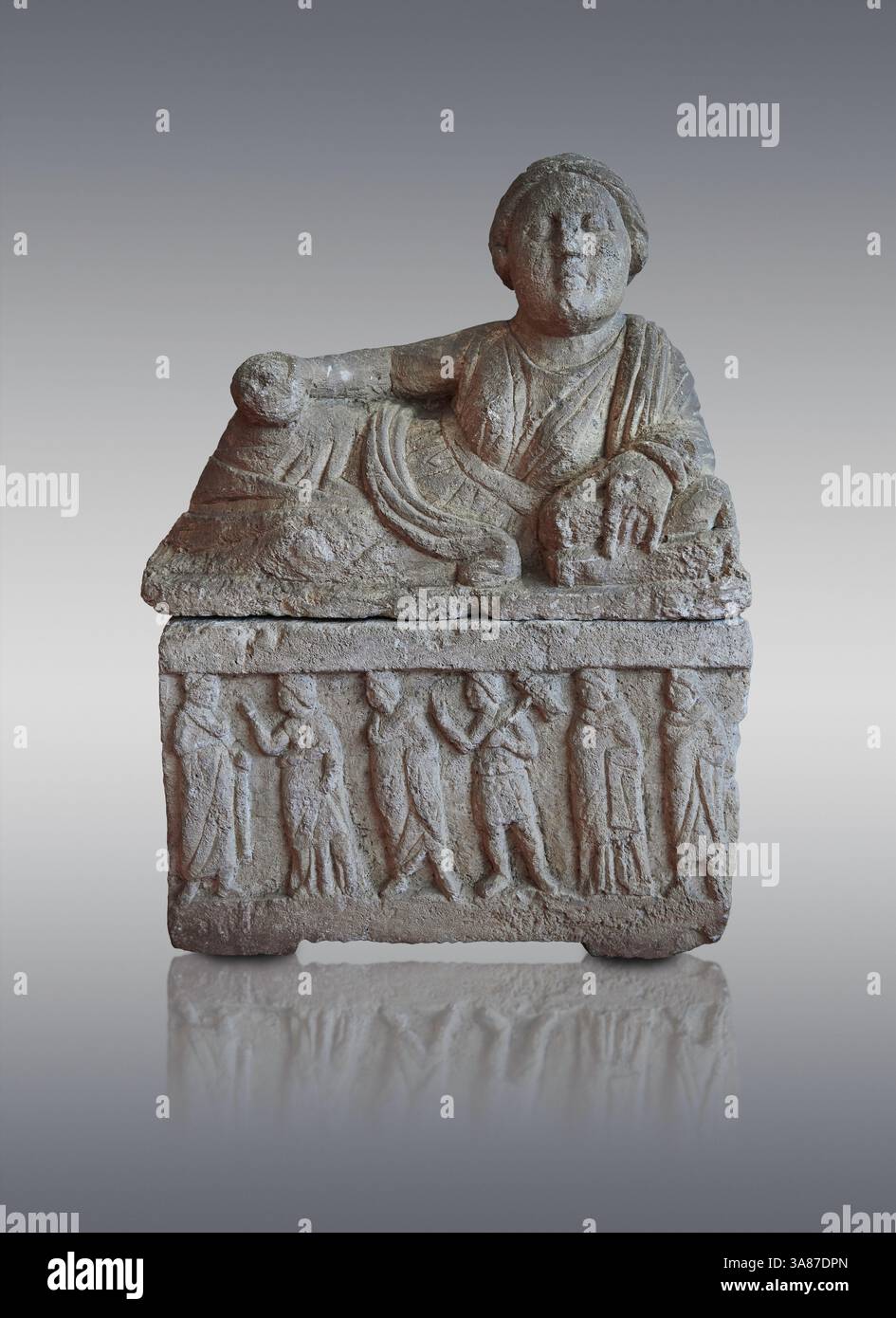 Etruskische kleine Tuffstein-Azinerarienurne (Cineraria), hergestellt in Volterra 150-100 v. Chr., mit Reliefplatten, die eine Reihe von sechs Personen auf der vorderen Pfanne darstellen Stockfoto