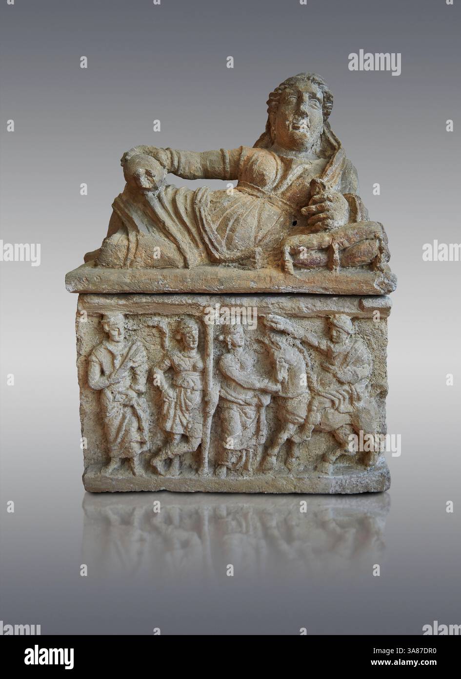 Etruskische kleine, gemalte Tuffa-Felsenurne (cineraria), hergestellt in Volterra 150-100 v. Chr., mit Reliefplatten, die eine Reihe von 3 Personen darstellen, die A stehen Stockfoto