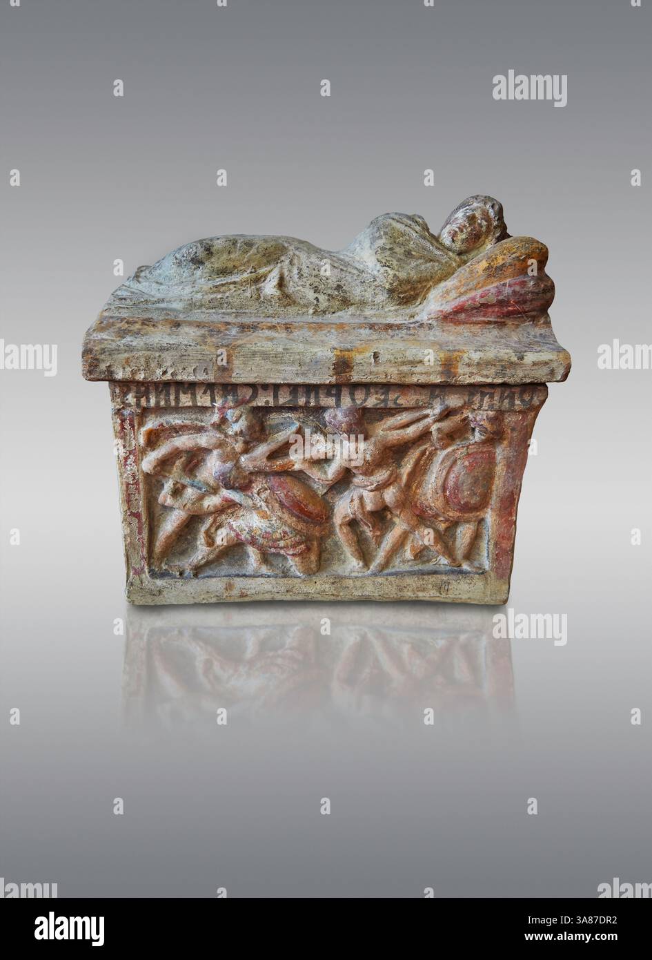 Etruskische kleine gemalte Azinerurne aus Terrakotta (cineraria) aus dem nördlichen Etrurien 150-100 v. Chr., mit Relieftafeln, die kämpfende Soldaten zeigen, und einem Klin Stockfoto