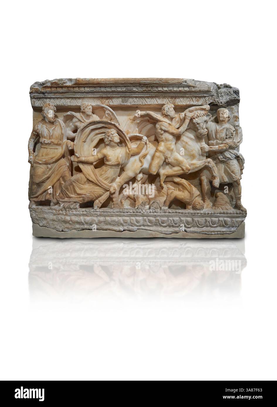 Etruskische Begräbnisurnenbrust. Die Seitenwände zeigen die Geschichte des Ziehens von Dirce. Alabaster, hergestellt in Volterra um 120–100 v. Chr. Stockfoto