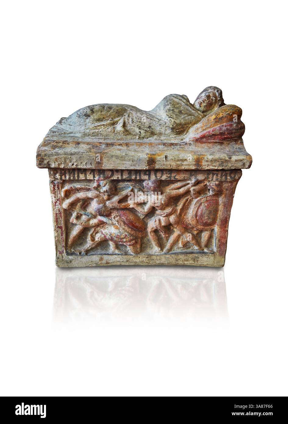 Etruskische kleine gemalte Azinerurne aus Terrakotta (cineraria) aus dem nördlichen Etrurien 150-100 v. Chr., mit Relieftafeln, die kämpfende Soldaten zeigen, und einem Klin Stockfoto