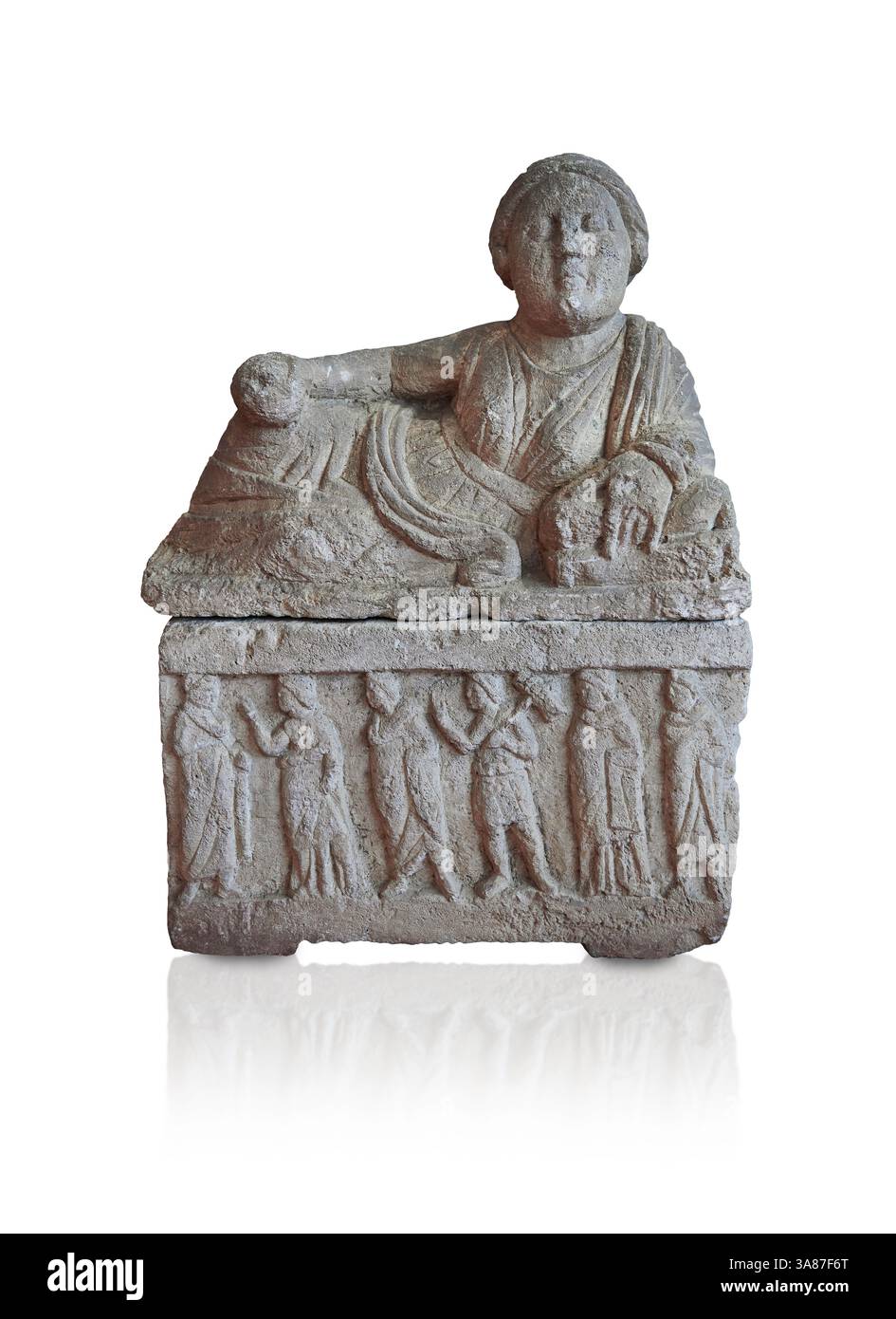 Etruskische kleine Tuffstein-Azinerarienurne (Cineraria), hergestellt in Volterra 150-100 v. Chr., mit Reliefplatten, die eine Reihe von sechs Personen auf der vorderen Pfanne darstellen Stockfoto