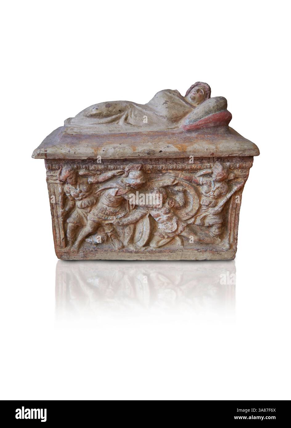 Etruskische kleine, gemalte Azinerarurne aus Terrakotta (cineraria), hergestellt in Chiusi 150-100 v. Chr., mit Reliefplatten, die einen Kampf zwischen Eteokles und Pol darstellen Stockfoto