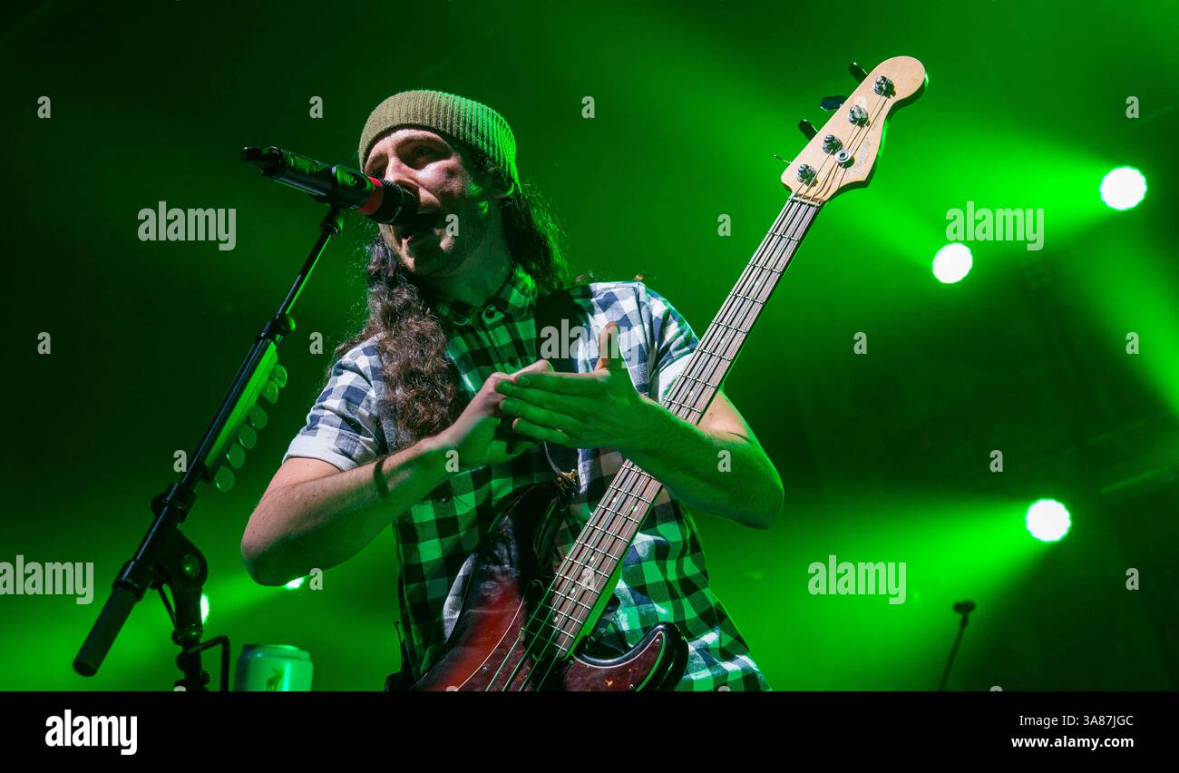 April 2013 - Toronto, Ontario, Kanada - GIANNI LUMINATI von „Walk Off the Earth“ live in der Danforth Music Hall. (Bild: © Jerry Abramowicz/ZUMAPRESS.com) Stockfoto