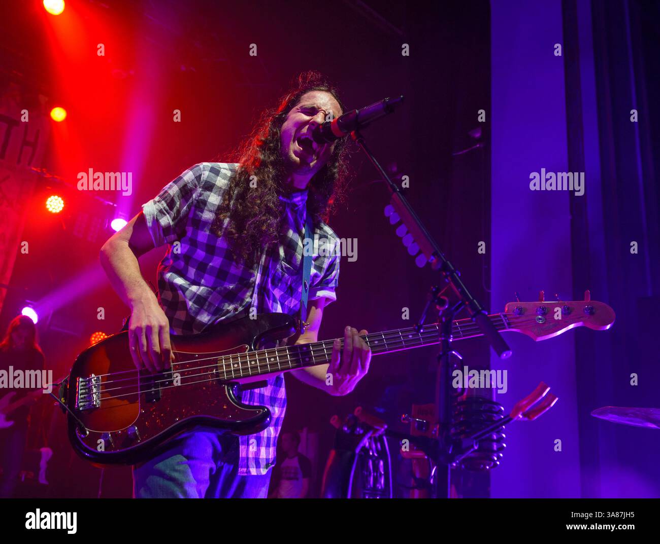 April 2013 - Toronto, Ontario, Kanada - GIANNI LUMINATI von „Walk Off the Earth“ live in der Danforth Music Hall. (Bild: © Jerry Abramowicz/ZUMAPRESS.com) Stockfoto