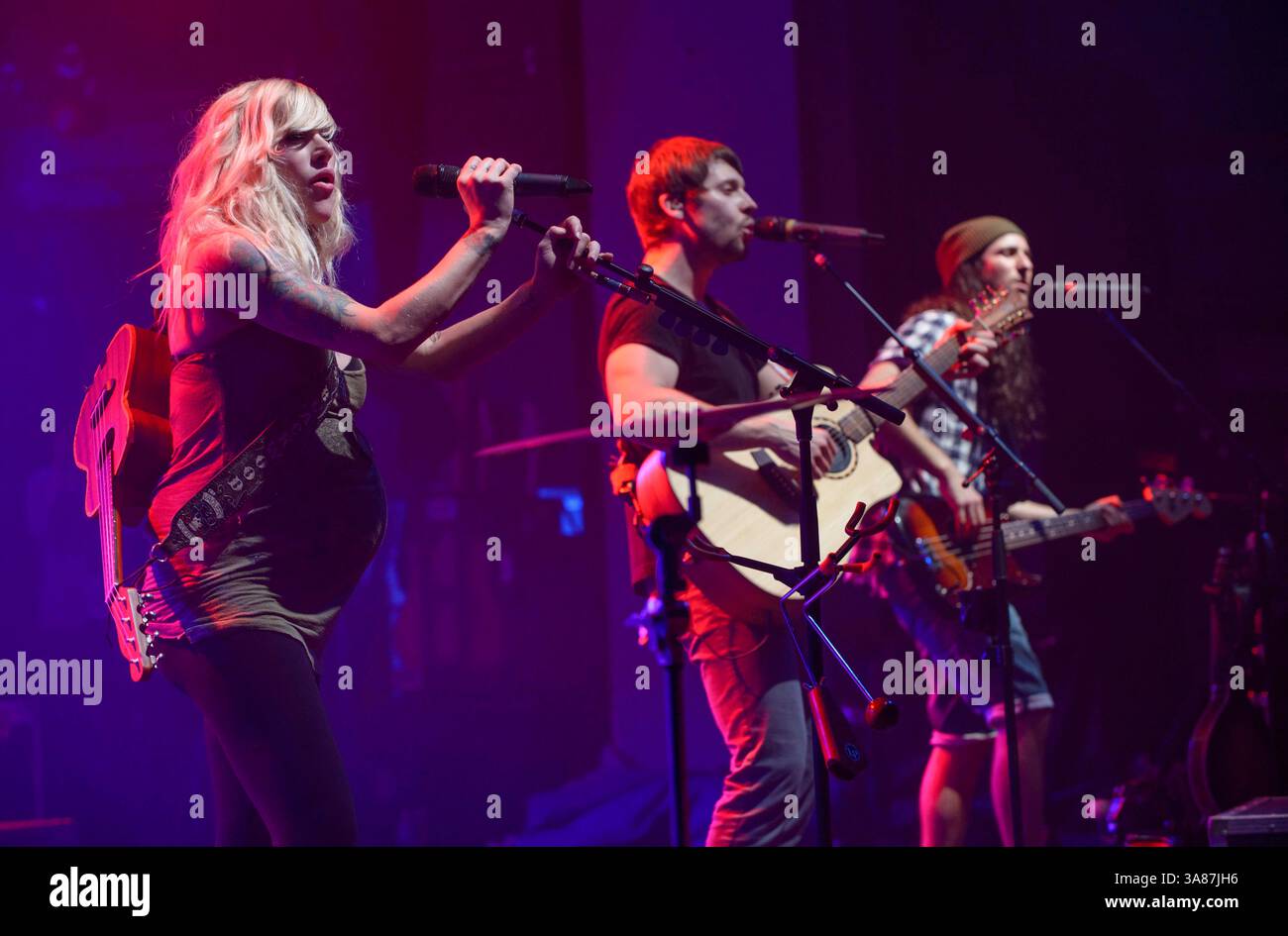 April 2013 - Toronto, Ontario, Kanada - SARAH BLACKWOOD, RYAN MARSHALL, GIANNI LUMINATI von „Walk Off the Earth“ live in der Danforth Music Hall. (Bild: © Jerry Abramowicz/ZUMAPRESS.com) Stockfoto