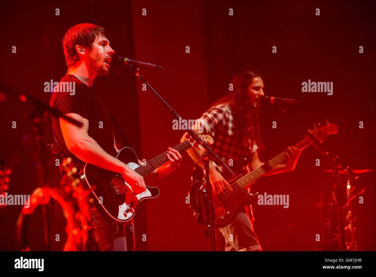 12. April 2013 - Toronto, Ontario, Kanada - RYAN MARSHALL und GIANNI LUMINATI von „Walk Off the Earth“ live in der Danforth Music Hall. (Bild: © Jerry Abramowicz/ZUMAPRESS.com) Stockfoto