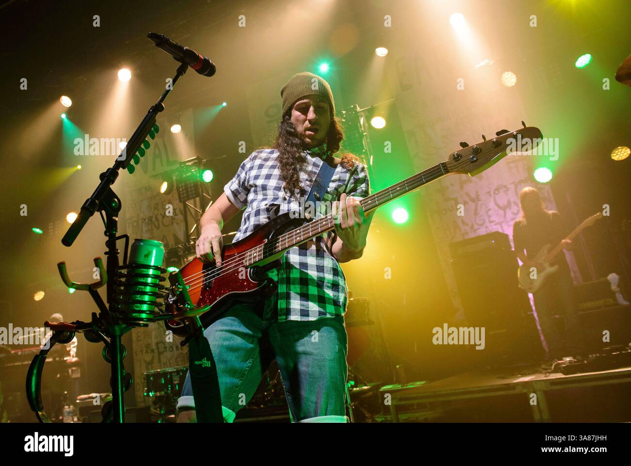 April 2013 - Toronto, Ontario, Kanada - GIANNI LUMINATI von „Walk Off the Earth“ live in der Danforth Music Hall. (Bild: © Jerry Abramowicz/ZUMAPRESS.com) Stockfoto