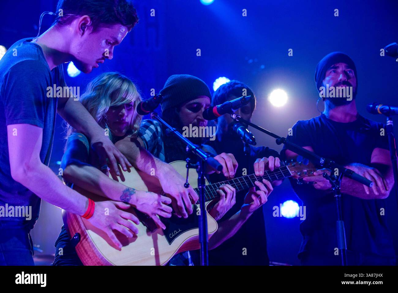 April 2013 - Toronto, Ontario, Kanada - JOEL CASSADY, SARAH BLACKWOOD, GIANNI LUMINATI, RYAN MARSHALL, MIKE TAYLOR von „Walk Off the Earth“ live in der Danforth Music Hall. (Bild: © Jerry Abramowicz/ZUMAPRESS.com) Stockfoto