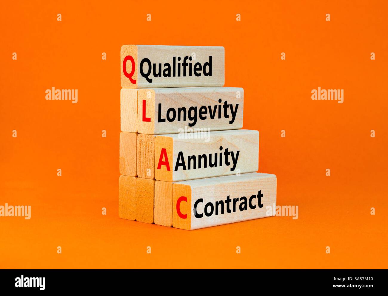 QLAC-Symbol. Concept Word QLAC qualifizierte Langlebigkeitsrenuity Contract auf schönen Holzblöcken. Wunderschöner orangefarbener Hintergrund. Business QLAC qualifizierte L Stockfoto QLAC-Symbol. Concept Word QLAC qualifizierte Langlebigkeitsrenuity Contract auf schönen Holzblöcken. Wunderschöner orangefarbener Hintergrund. Business QLAC qualifizierte L Stockfoto