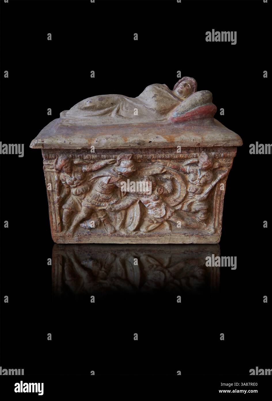 Etruskische kleine, gemalte Azinerarurne aus Terrakotta (cineraria), hergestellt in Chiusi 150-100 v. Chr., mit Reliefplatten, die einen Kampf zwischen Eteokles und Pol darstellen Stockfoto