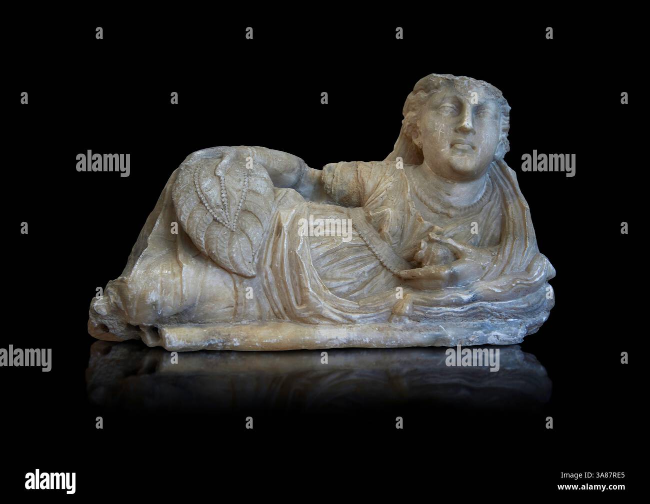 Etruskische kleine Tuffa-Steinurne (Cineraria), hergestellt in Volterra 150-100 v. Chr. Auf dem Deckel ist eine Frau abgebildet, die auf einer kline liegend ist. National Stockfoto