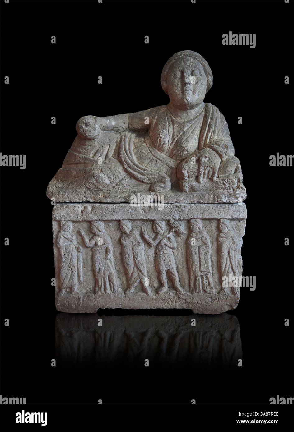 Etruskische kleine Tuffstein-Azinerarienurne (Cineraria), hergestellt in Volterra 150-100 v. Chr., mit Reliefplatten, die eine Reihe von sechs Personen auf der vorderen Pfanne darstellen Stockfoto