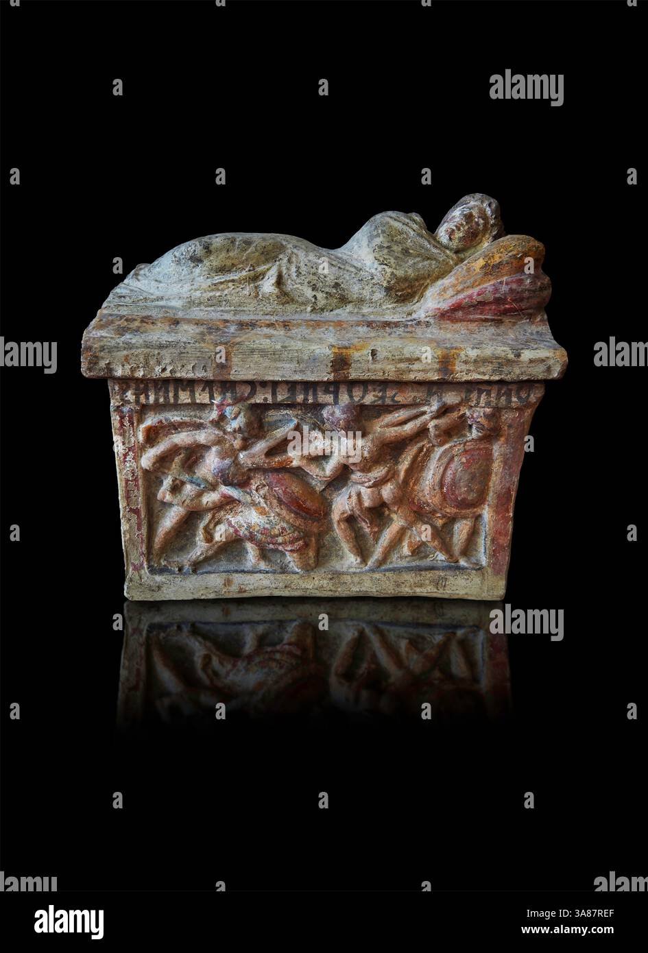 Etruskische kleine gemalte Azinerurne aus Terrakotta (cineraria) aus dem nördlichen Etrurien 150-100 v. Chr., mit Relieftafeln, die kämpfende Soldaten zeigen, und einem Klin Stockfoto