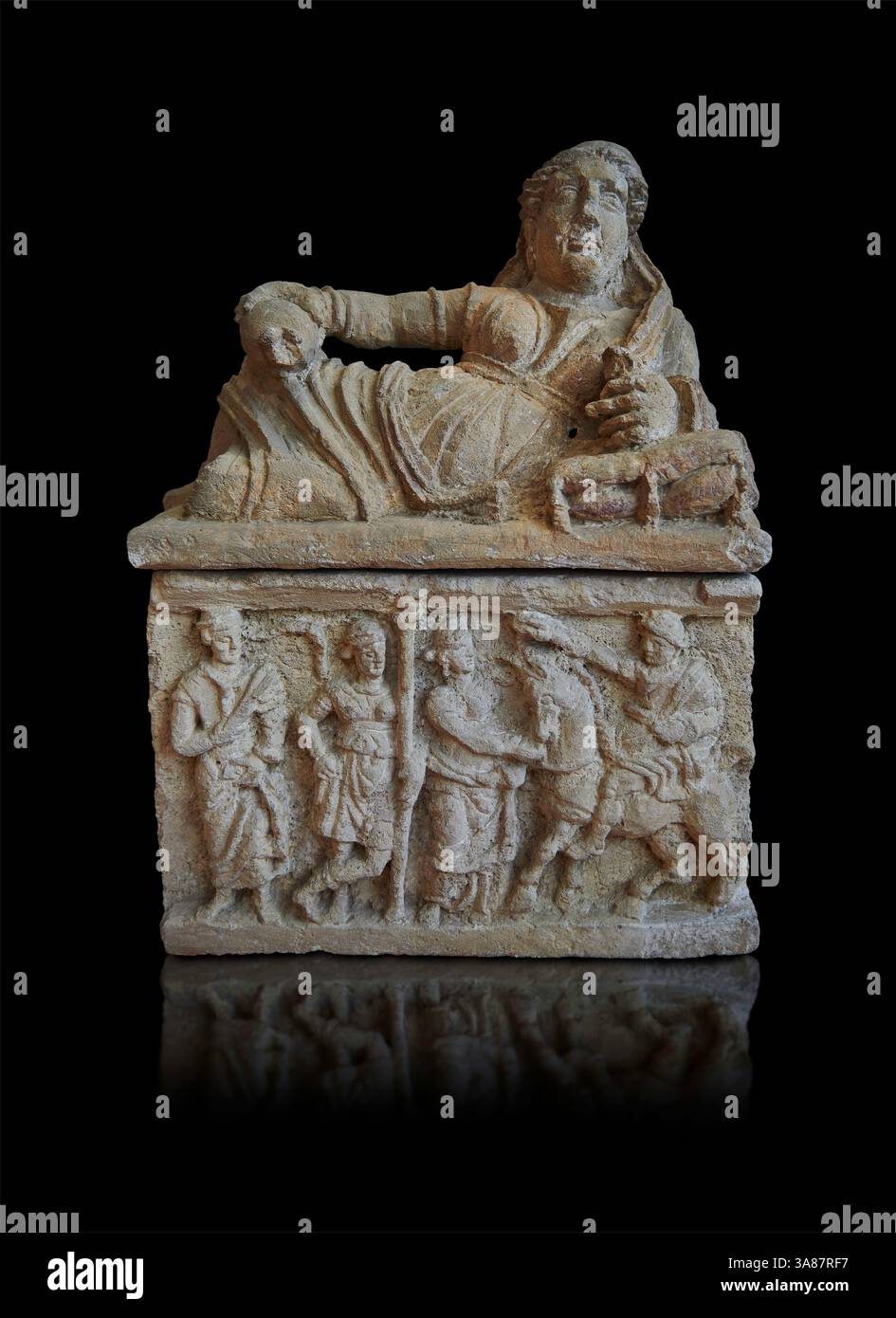 Etruskische kleine, gemalte Tuffa-Felsenurne (cineraria), hergestellt in Volterra 150-100 v. Chr., mit Reliefplatten, die eine Reihe von 3 Personen darstellen, die A stehen Stockfoto