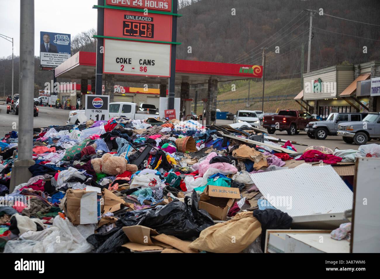Forest Hills, Kentucky - Anhäufungen von Kleidung und anderen Trümmern, die Mitte Februar 2025 bei der Überschwemmung im Osten von Kentucky ruiniert wurden, werden noch immer nicht aufgefangen Stockfoto