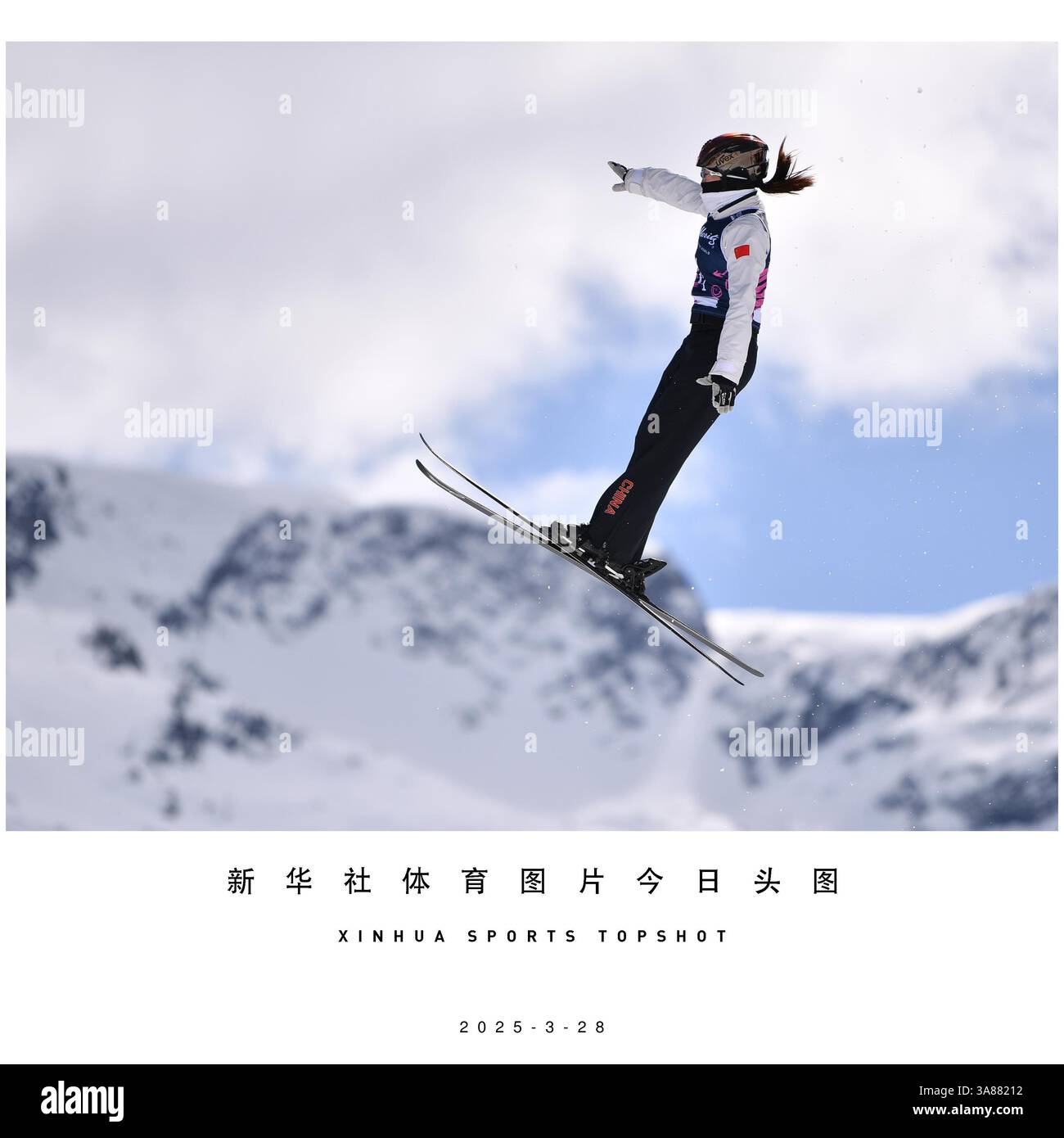 Peking, Schweiz. März 2025. Xu Mengtao aus China tritt am 27. März 2025 im Freestyle Ski Mixed Team Aerials Finale der 20. Freestyle Ski Weltmeisterschaft in St. Moritz, Schweiz, an. Quelle: Lian Yi/Xinhua/Alamy Live News Stockfoto