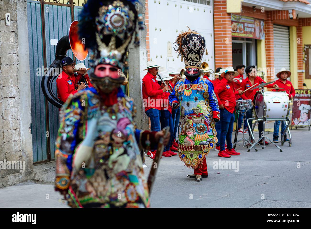 Der Karneval von Huejotzingo markiert den Beginn der Fastenzeit mit historischen Nachstellungen und traditionellen Tänzen. Stockfoto