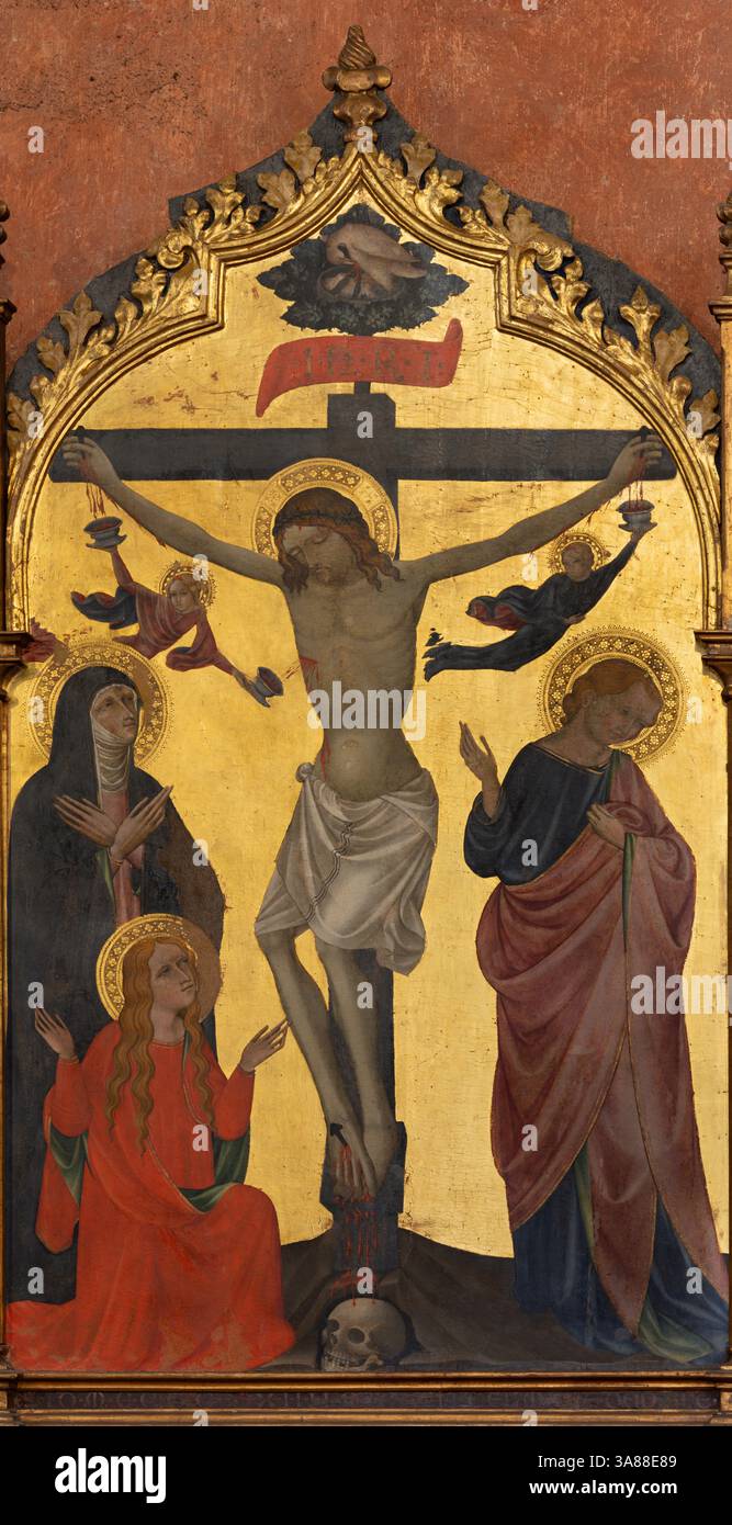 PISTOIA, ITALIEN - 16. MÄRZ 2025: Gemälde der Kreuzigung mit der Heiligen Maria und dem Heiligen Johannes dem Evangelisten in der Kathedrale von San Zeno durch unbekannte Kunst Stockfoto