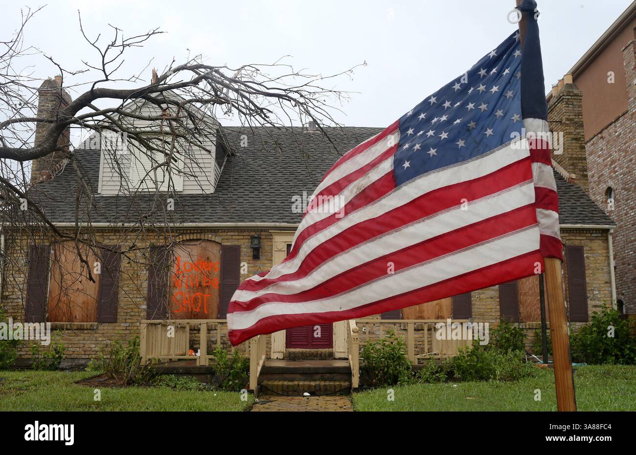 28. August 2017: Rockport, Texas, USA: Ein Schild warnt Plünderer in einem Wohnhaus an der South Water Street in Rockport. Hurrikan Harvey traf Freitagabend in der Gegend auf Land. (Foto: © Jerry Lara/San Antonio Express-News via ZUMA Wire) Stockfoto