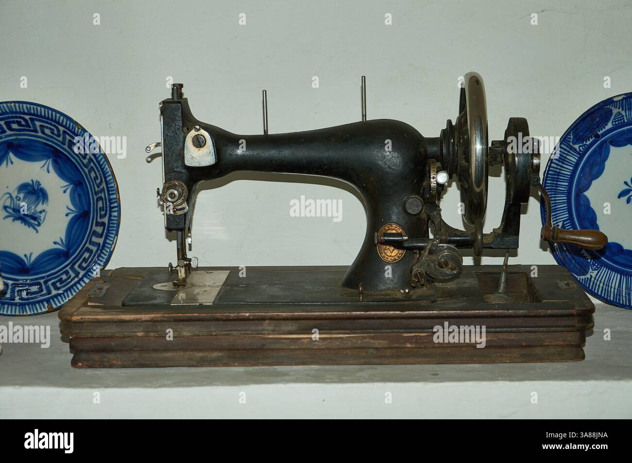 Eine antike Nähmaschine in einem alten Landhaus in Gallegos de Solmirón, Spanien, die das Wesen der traditionellen Handwerkskunst und des Dorflebens einfängt Stockfoto