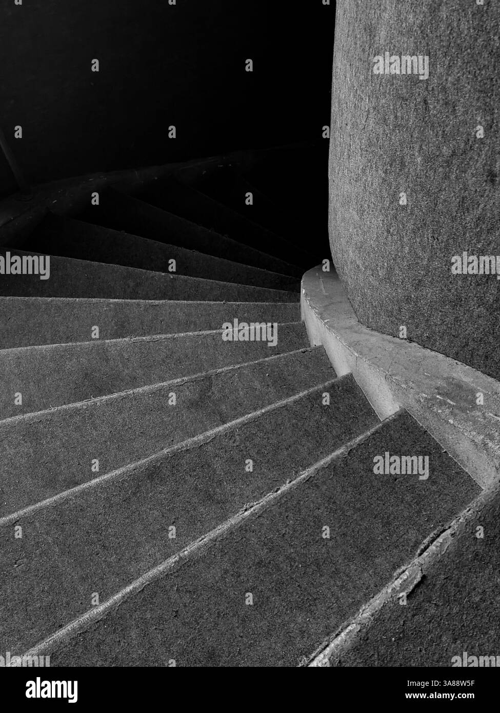 Schritte zur Dunkelheit – Ein Pfad um die Ecke Stockfoto