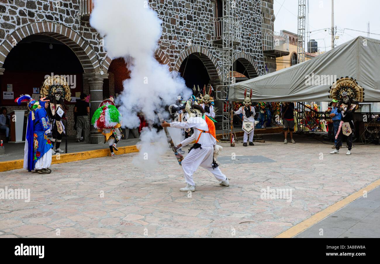 Der Karneval von Huejotzingo markiert den Beginn der Fastenzeit mit historischen Nachstellungen und traditionellen Tänzen. Stockfoto