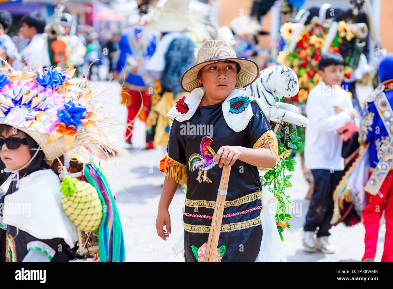Der Karneval von Huejotzingo markiert den Beginn der Fastenzeit mit historischen Nachstellungen und traditionellen Tänzen. Stockfoto