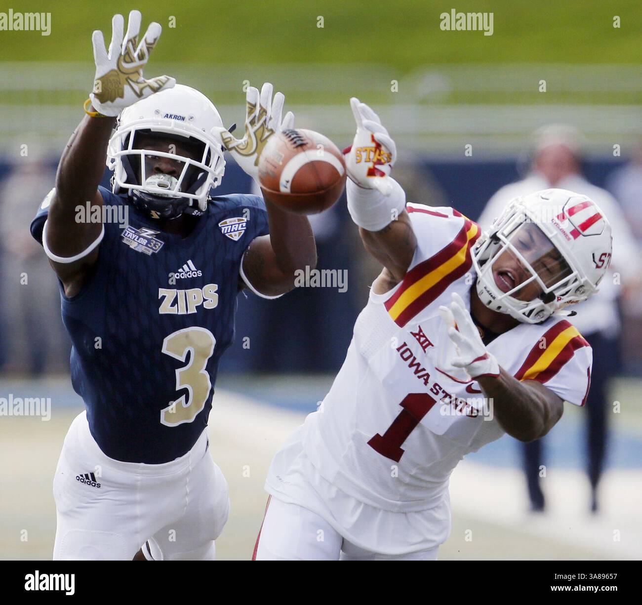 15. September 2017 – Akron, OH, USA – Pass Interferenz wird auf Iowa State Defensive Back D’Andre Payne (1) gerufen, als er im ersten Quartal am Samstag, 16. September 2017, im InfoCision Stadium in Akron, Ohio, einen Pass für den Breitband-Empfänger Kwadarrius Smith (3) aufbricht. Iowa State gewann 41:14. (Kreditbild: © Karen Schiely/TNS via ZUMA Wire) Stockfoto