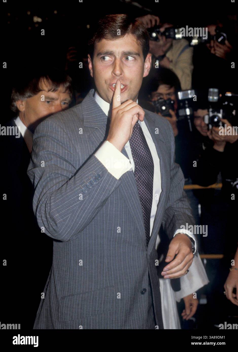 Prince Andrew, Duke of York, kommt am Commonwealth Institute an, um eine Fotoausstellung am 4. Mai 1984 in London, EnglandCAP/PL ©Phil L zu besuchen Stockfoto