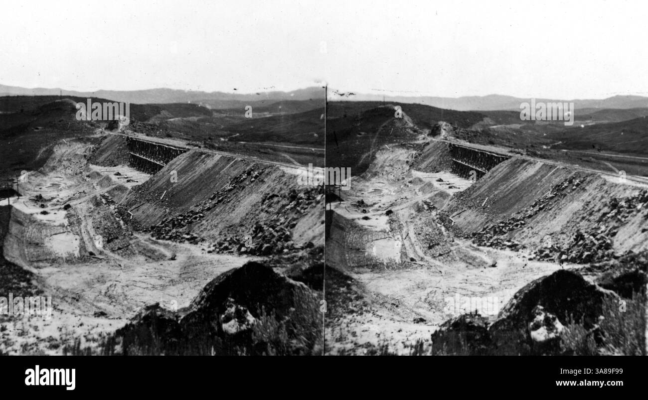 Ein hohes Holzgestell trägt eine Eisenbahnlinie unterhalb des Tunnels Nr. 2 im Summit County, Utah, während des Baus der transkontinentalen Eisenbahn im Jahr 1869. Hohes Gestell unter Tunnel Nr. 2. Summit County, Utah. 1869. (Stereoskopische Ansicht) hohes Gestell unter Tunnel Nr. 2. Summit County, Utah. 1869. (Stereoskopische Ansicht) Stockfoto