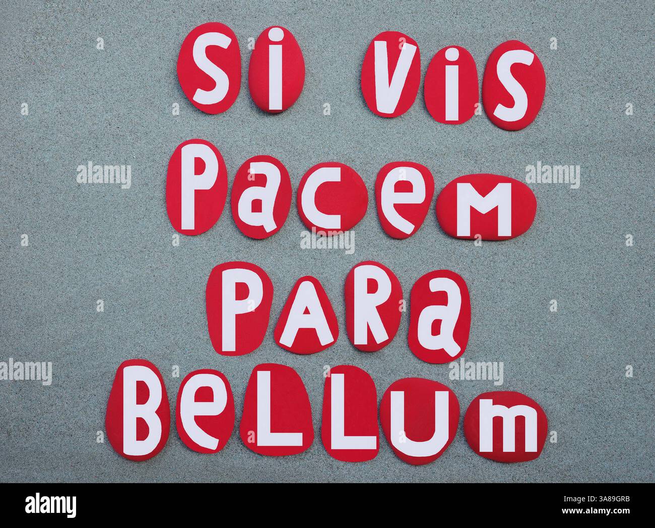 SI Vis pacem, para bellum, lateinisches Sprichwort, was bedeutet, wenn Sie Frieden wollen, bereiten Sie sich auf den Krieg vor, kreative Phrase mit roten handgemalten Steinbuchstaben Stockfoto