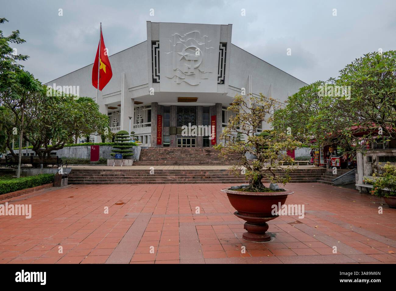 Hanoi, Vietnam, 21. Oktober 2024. Das Ho-Chi-Minh-Museum ist ein Museum, das dem Leben und dem Erbe des vietnamesischen Revolutionsführers gewidmet ist Stockfoto Hanoi, Vietnam, 21. Oktober 2024. Das Ho-Chi-Minh-Museum ist ein Museum, das dem Leben und dem Erbe des vietnamesischen Revolutionsführers gewidmet ist Stockfoto