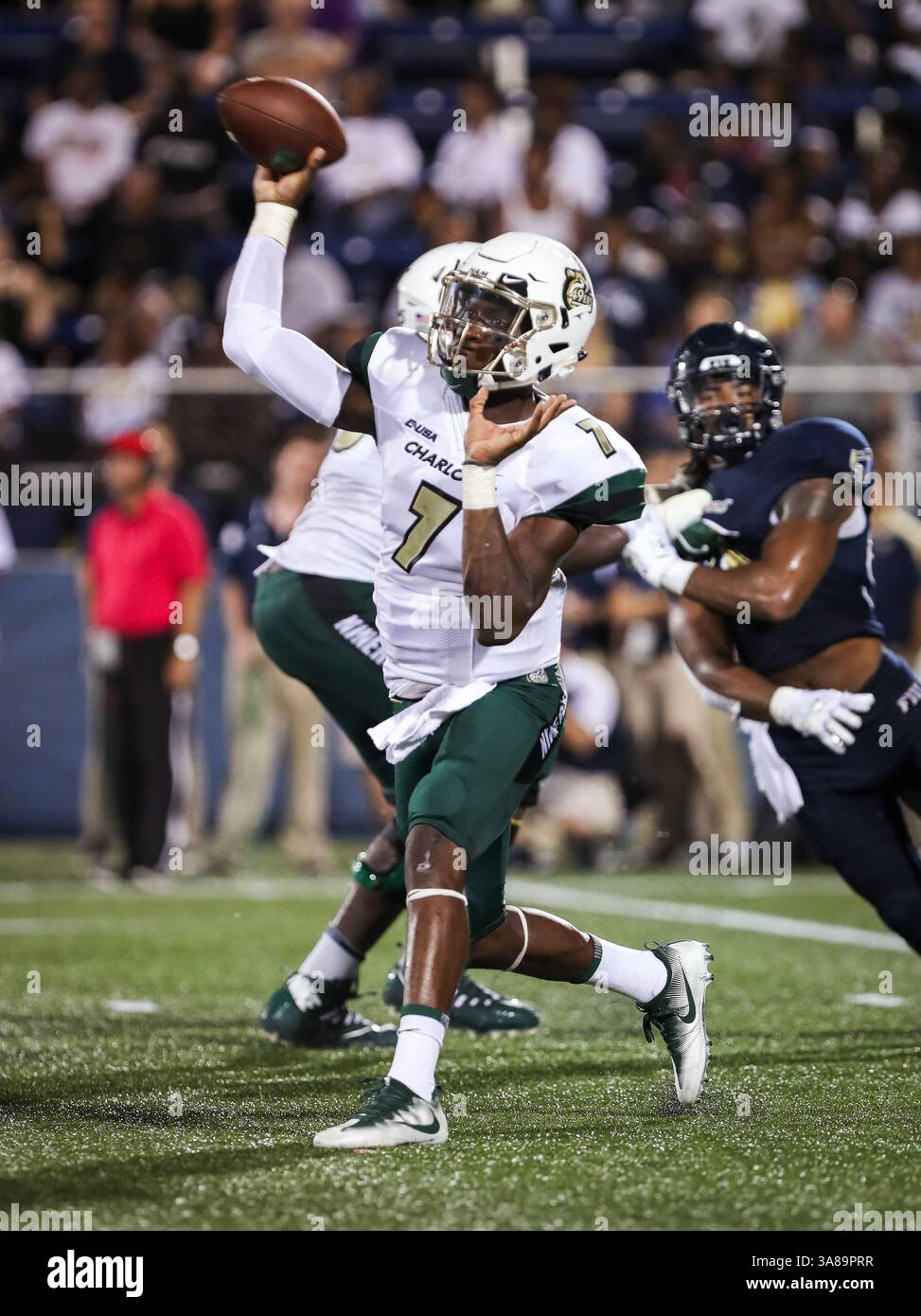 30. September 2017: Charlotte 49ers Quarterback Hasaan Klugh (7) wirft einen Pass während des NCAA Football-Spiels zwischen den Charlotte 49ers und den FIU Panthers im Riccardo Silva Stadium in Miami, Florida. Die FIU Panthers gewannen mit 30:29. Mario Houben/CSM(Kreditbild: &Copy; Mario Houben/CSM via ZUMA Wire) Stockfoto