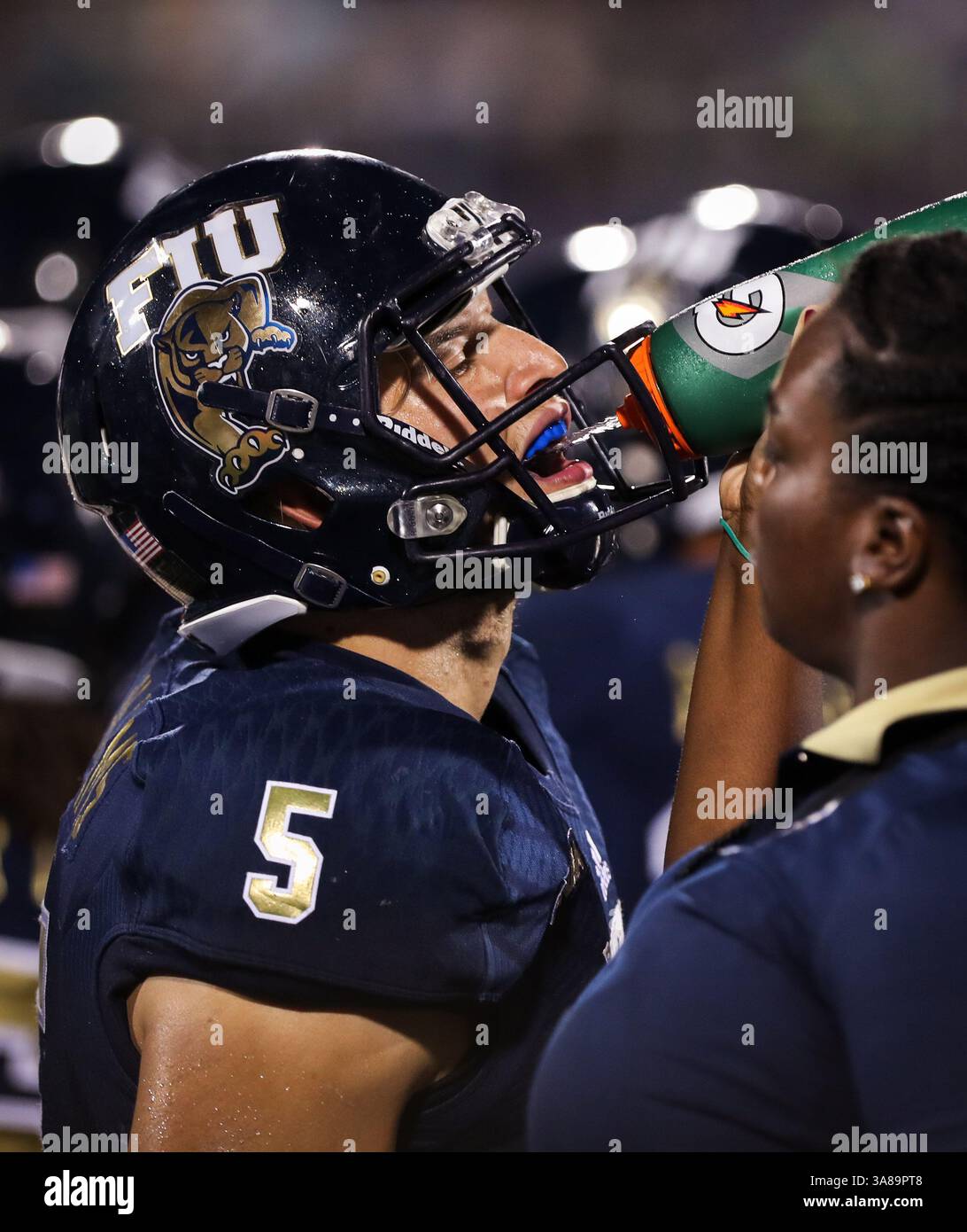 30. September 2017: Der FIU Panthers Wide Receiver Julian Williams (5) hält während des NCAA Football Spiels zwischen den Charlotte 49ers und den FIU Panthers im Riccardo Silva Stadium in Miami, Florida, mit Flüssigkeit versorgt. Die FIU Panthers gewannen mit 30:29. Mario Houben/CSM(Kreditbild: &Copy; Mario Houben/CSM via ZUMA Wire) Stockfoto