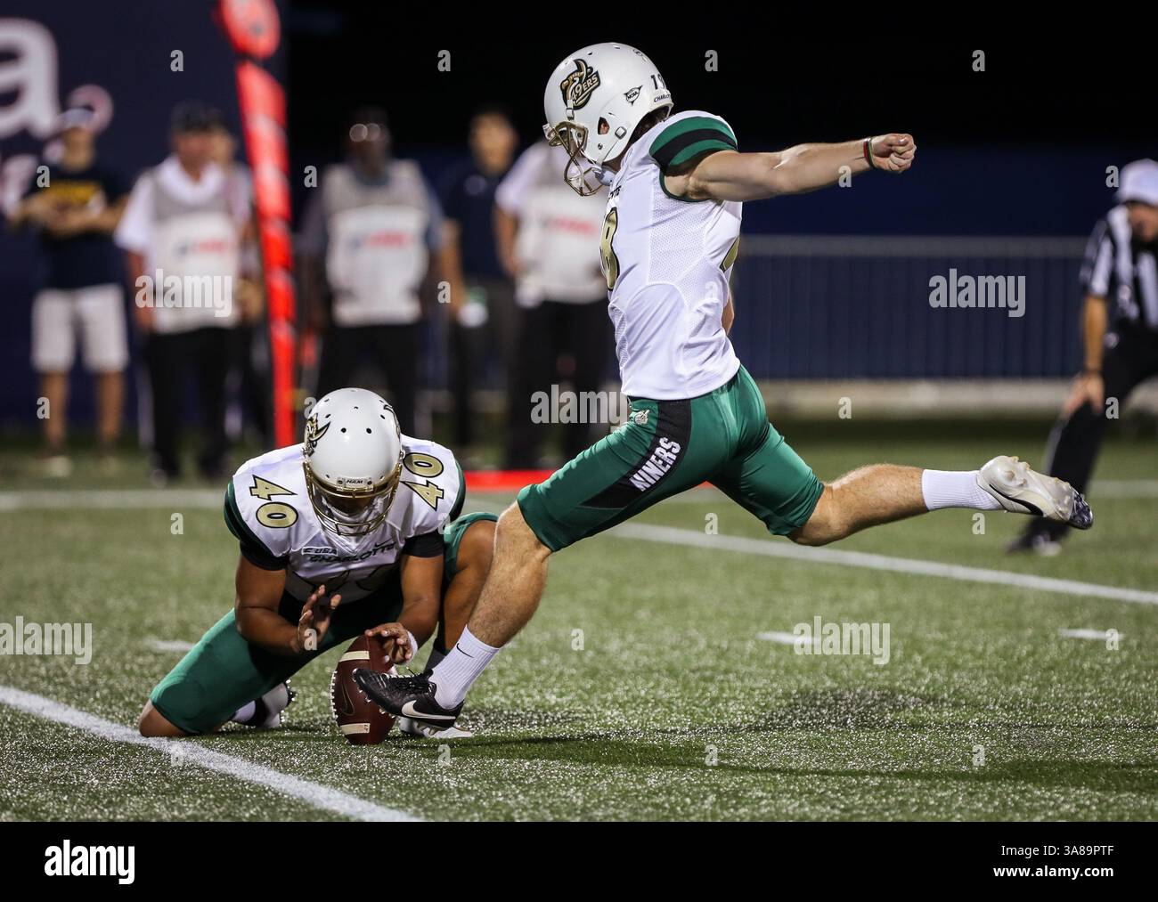 30. September 2017: Trevor Stacy (78), Offensive Lineman der Charlotte 49ers, tritt den Ball während des NCAA Football-Spiels zwischen den Charlotte 49ers und den FIU Panthers im Riccardo Silva Stadium in Miami, Florida. Die FIU Panthers gewannen mit 30:29. Mario Houben/CSM(Kreditbild: &Copy; Mario Houben/CSM via ZUMA Wire) Stockfoto