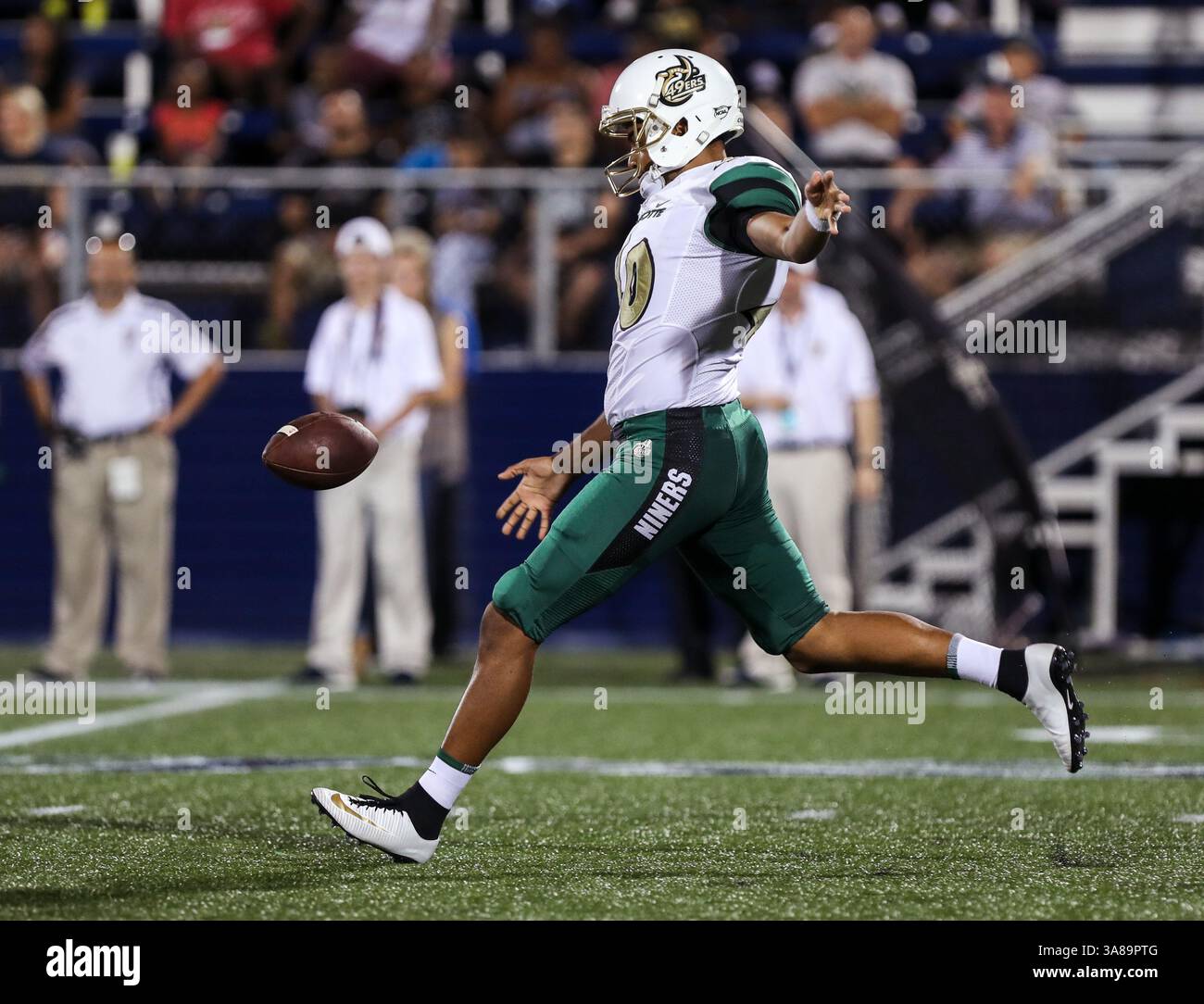 30. September 2017: Arthur Hart (40) des Charlotte 49ers im Riccardo Silva Stadium in Miami, Florida, im NCAA Football Spiel zwischen den Charlotte 49ers und den FIU Panthers. Die FIU Panthers gewannen mit 30:29. Mario Houben/CSM(Kreditbild: &Copy; Mario Houben/CSM via ZUMA Wire) Stockfoto