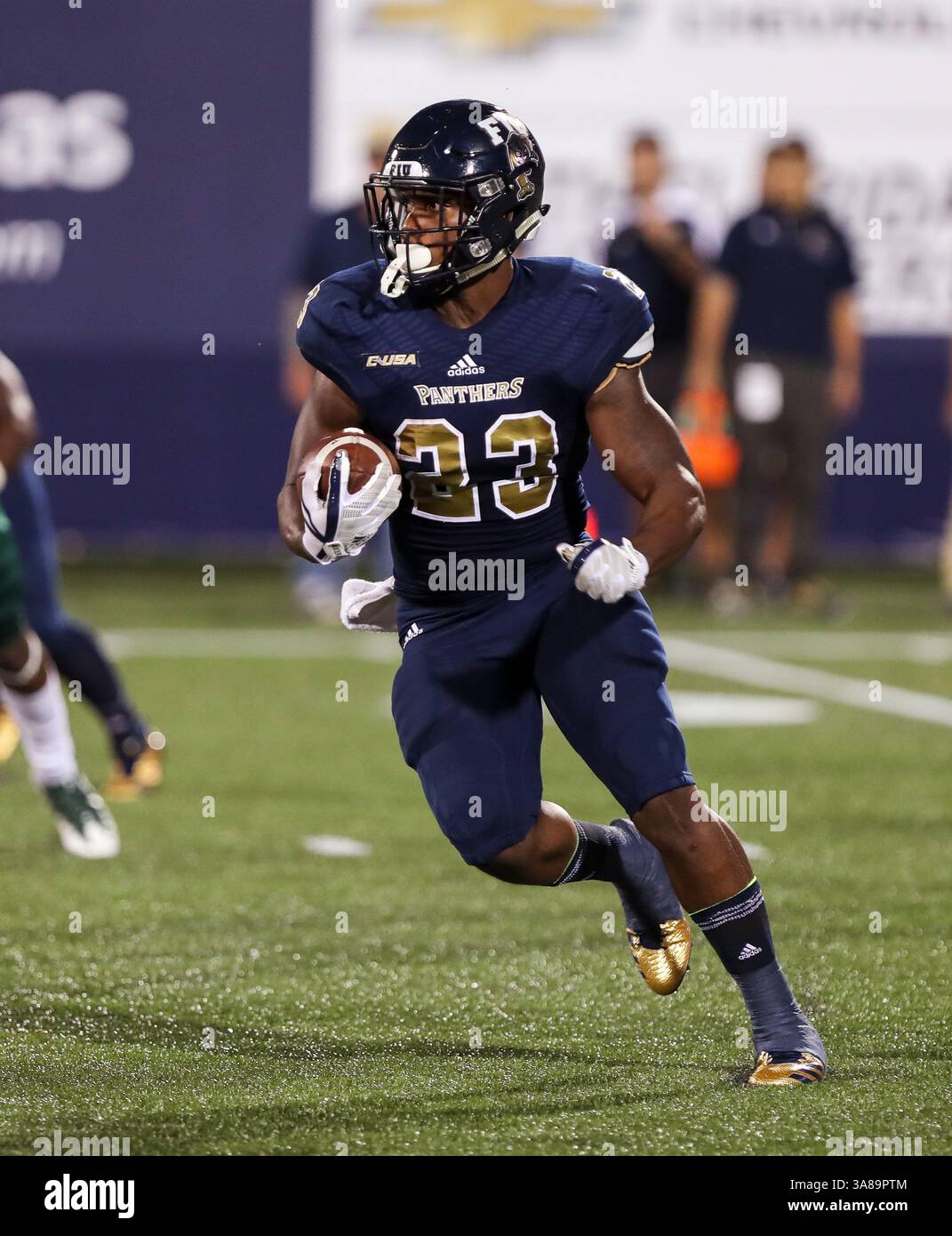30. September 2017: FIU Panthers Cornerback Khairi Reaser (23) läuft mit dem Ball während des NCAA Football-Spiels zwischen den Charlotte 49ers und den FIU Panthers im Riccardo Silva Stadium in Miami, Florida. Die FIU Panthers gewannen mit 30:29. Mario Houben/CSM(Kreditbild: &Copy; Mario Houben/CSM via ZUMA Wire) Stockfoto